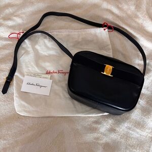 NWT Salvatore Ferragamo Vtg Navy Vara Leather Adjustable Crossbody Bag